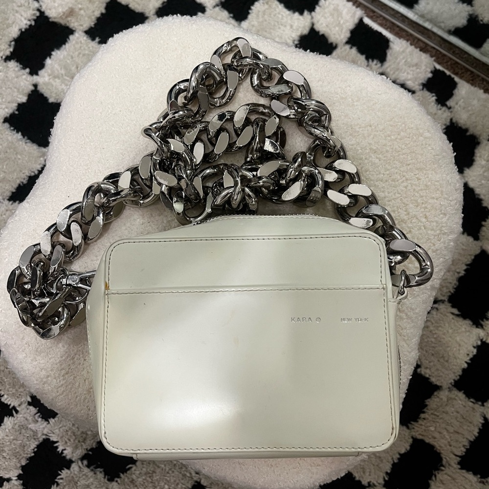 Sleek White and Silver Crossbody Bag with Chain Strap